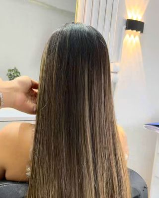 Keratin sonrası düz ve parlak uzun saç