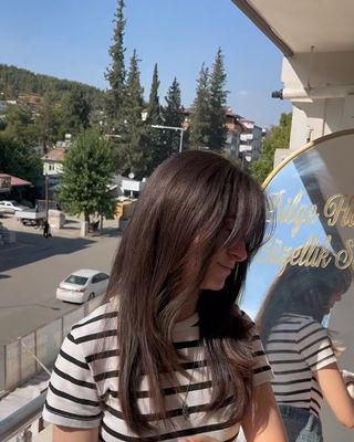 Kesim ve fön sonrası katlı, omuz altı saç