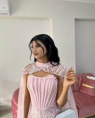 Pembe nişan elbisesiyle hazırlanmış müşterimiz